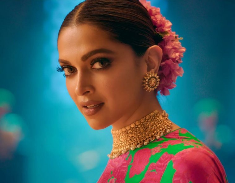AmanDVSJ's tweet photo. She can do both 🔥🤍

#DeepikaPadukone https://t.co/RIYMV5E2Ce