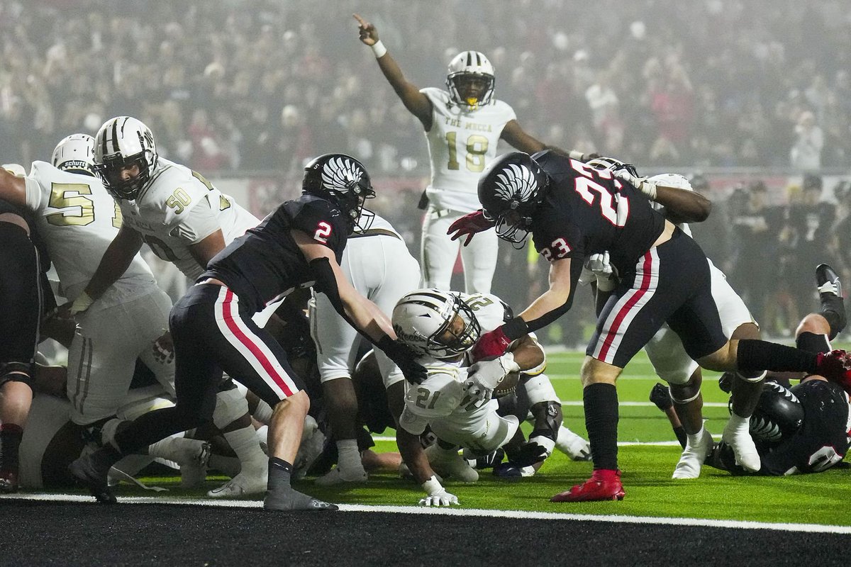 SportsDayHS's tweet photo. State bound again! ๐
Check out some of the scenes from South Oak Cliff's victory in Friday's 5A Div. II state semifinal. ๐
๐: https://t.co/P6F0hJvR7I
๐ธ: @SmileyPool / @dallasnews https://t.co/4ZJv8TquB6