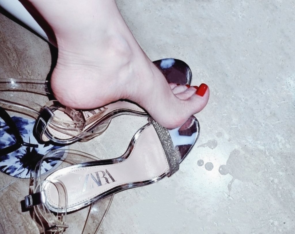 Royal Feet on Twitter: "RT @feet_vampire: https://onlyfans.com/feetvampire"