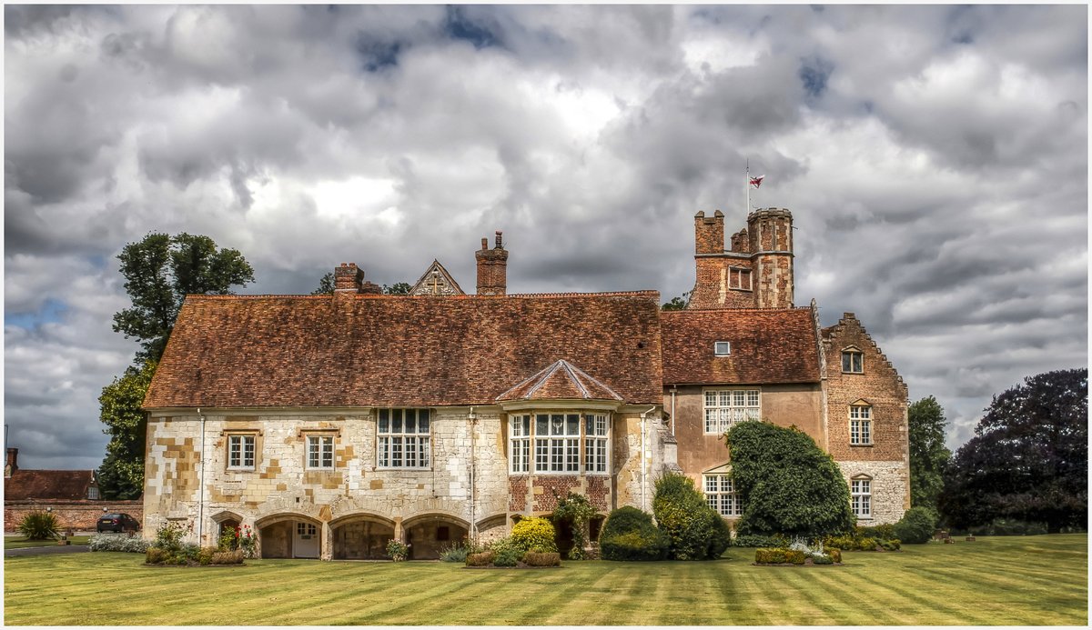 ChrisHotton's tweet photo. The Manor House at Bisham Abbey on the bank of the River Thames near Marlow.  Originally built in 1260 for the Knights  
#Bisham
#photography 
#architectural
#Marlow 
#Medieval https://t.co/hLZICegK61
