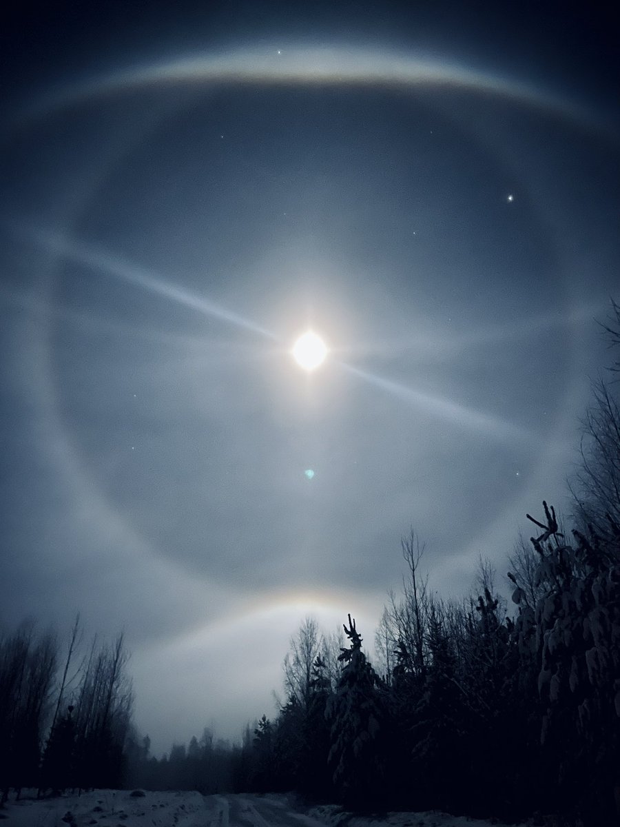 zanegodina's tweet photo. Vakar Mežezera apkaimē redzējām Halo. Bija pārklātas visas debesis ar daudz dažādiem apļiem. Ļoti iespaidīgi un skaisti. Ar telefonu gan varēja noķert tikai nedaudz no tā.
#Latvia #Halo #lunarhalo #weather #sky #debesis https://t.co/EK7Ds3LChx