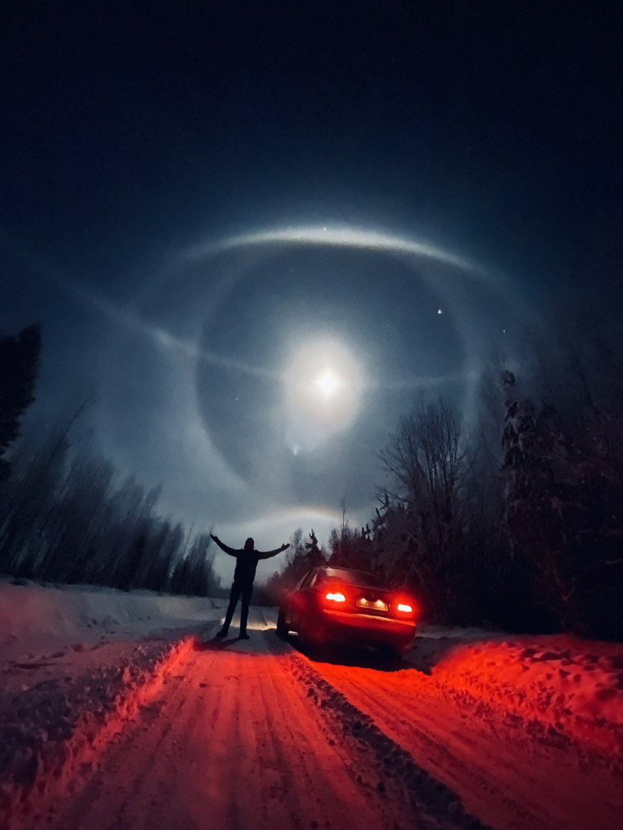zanegodina's tweet photo. Vakar Mežezera apkaimē redzējām Halo. Bija pārklātas visas debesis ar daudz dažādiem apļiem. Ļoti iespaidīgi un skaisti. Ar telefonu gan varēja noķert tikai nedaudz no tā.
#Latvia #Halo #lunarhalo #weather #sky #debesis https://t.co/EK7Ds3LChx
