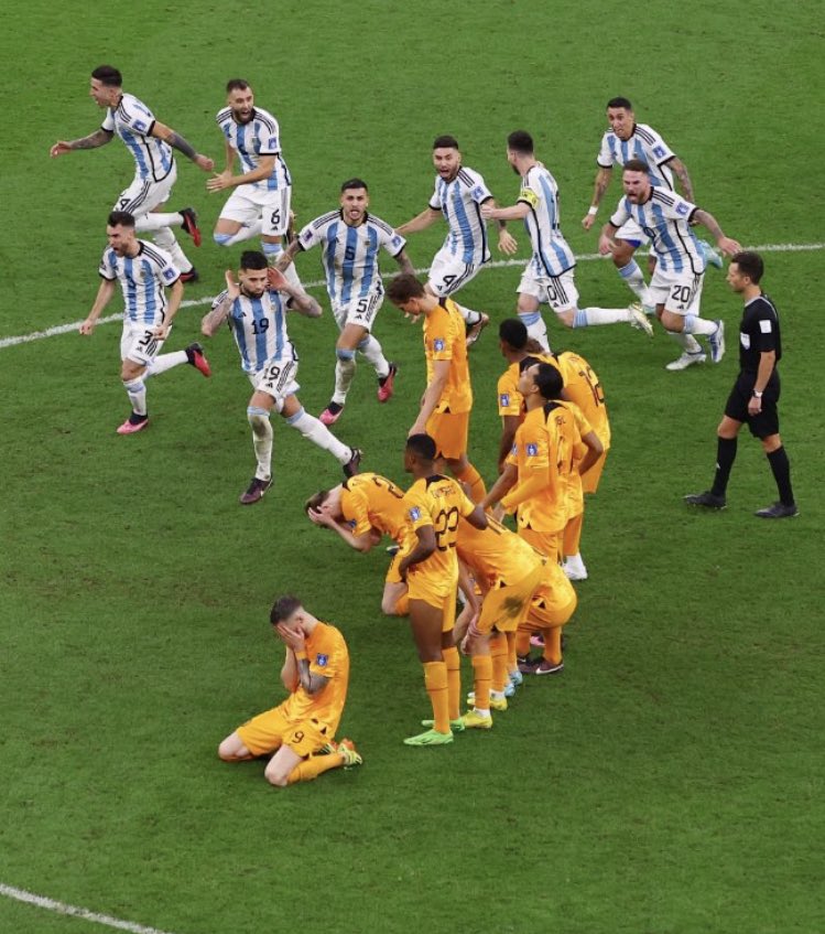 Nej det er ikke 🇩🇰 sportsånd
Men Ottamendi og #Arg er heller ikke vokset op på en villavej i Middelfart, og #Arg er ikke bygget på rundkreds og gratis tandlæge til børn. Maradona slog, sparkede og tog bolden med hånden. 
Det er VM-historien i et billede
Det er kultur
Viva #vmdk