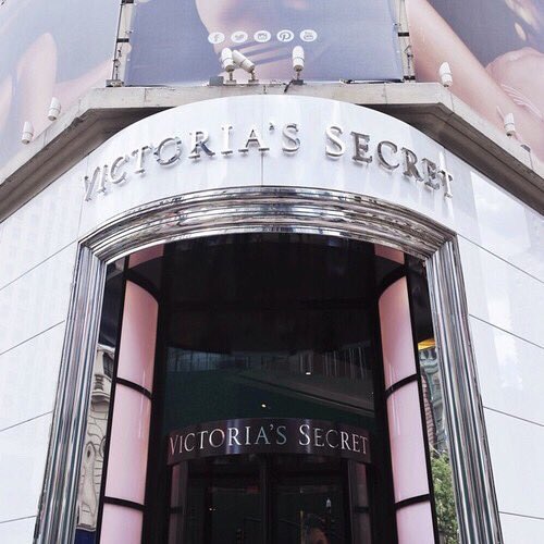 Cute__osyare's tweet photo. 海外のお店っておしゃれにみえる💒💒💭

めっちゃあこがれる💭💭💸💰💕 https://t.co/MF42KkbS1G