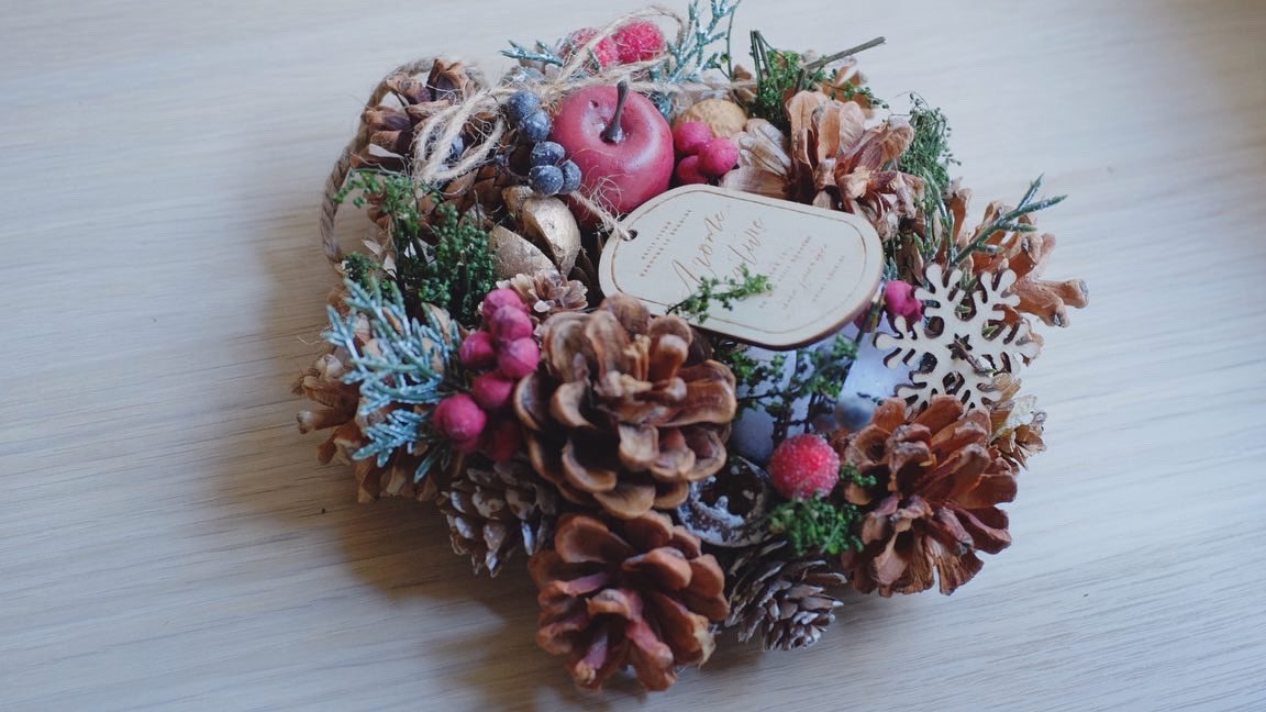 saor_lens's tweet photo. 小さな花屋さんで買った
小さなクリスマスリース

#写真が好きな人と繋がりたい #クリスマスリース #秋のお土産 #富士フィルムの色が好き #写真練習中 https://t.co/uDrysj9v11