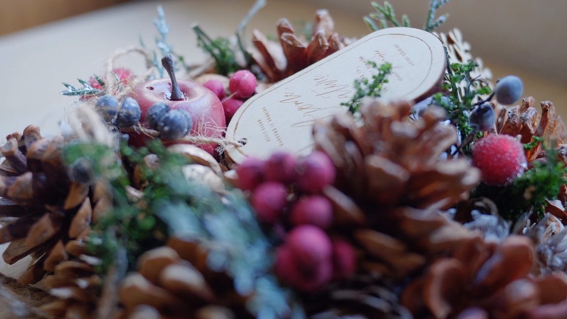 saor_lens's tweet photo. 小さな花屋さんで買った
小さなクリスマスリース

#写真が好きな人と繋がりたい #クリスマスリース #秋のお土産 #富士フィルムの色が好き #写真練習中 https://t.co/uDrysj9v11