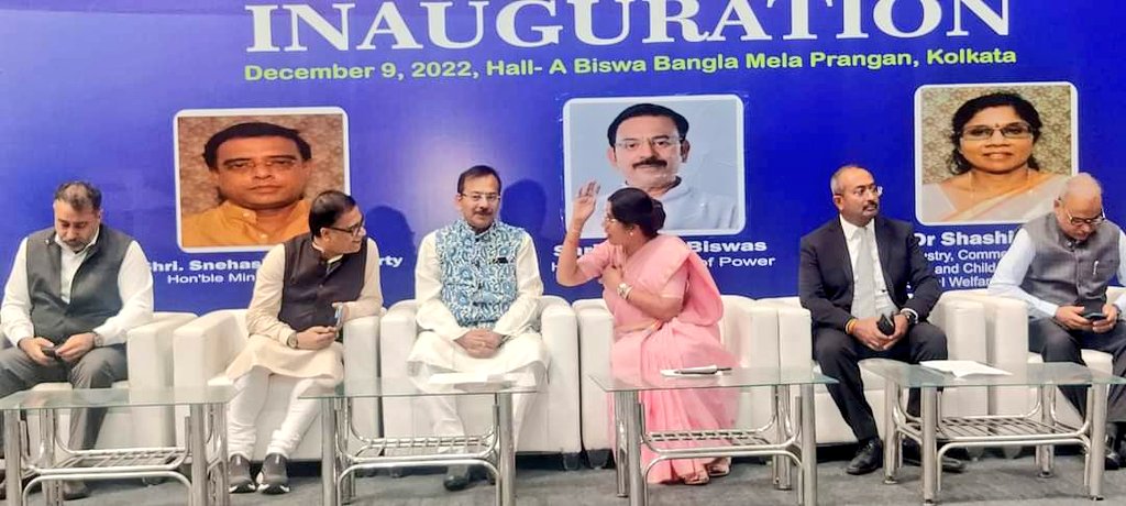 TheBengalCartel's tweet photo. MAJOR Takeaways from @expo_ev hosted by GoWB -

🔹850 EV Charging Stations across NH &amp; SH of WB by 2024. 1000 more in next 2 yrs
🔹1 per 5 KM on 4-Lane Highways
🔹WBSEDCL launches 'EV Bandhu' - App to Locate, Check Availability, Book &amp; Pay (₹6/unit) for Nearest Charging Stations https://t.co/RSvZx4utJx