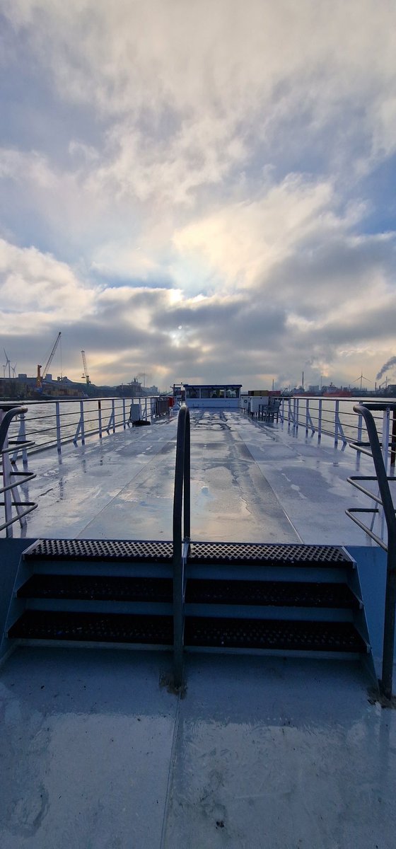 Samen met de collega's van scholengroep INVENTO op opleidingsschip THEMIS van de scheepvaartschool.  Vanuit samenwerking ervaringen rond beroepscommissies bespreken. 2 sterke scholengroepen. <a href="/GOinAntwerpen/">GO! scholengroep Antwerpen</a> @GO_onderwijs 
<a href="/Cenflumarin/">De Scheepvaartschool</a>