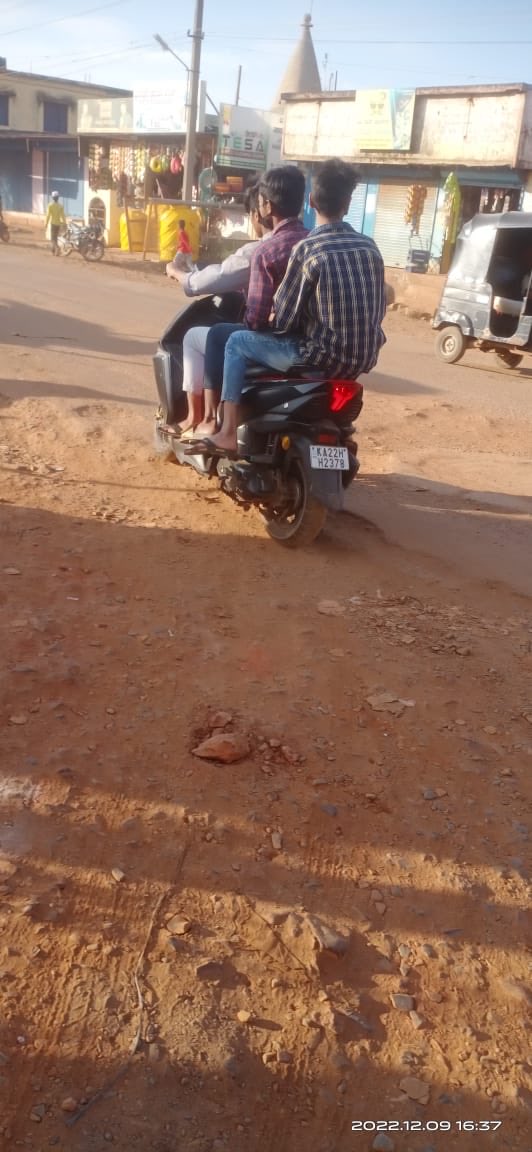 Riders on this bike had followed our Sana Public School bus and hit a 9th standard student while alighting at Anandnagar in Old Hubli. our bus driver was able to click photo of the bike.. Please do the needful ⁦<a href="/DC_Dharwad/">Deputy Commissioner Dharwad</a>⁩ ⁦⁦<a href="/HDCityTraffic/">ಹುಬ್ಬಳ್ಳಿ-ಧಾರವಾಡ ಸಂಚಾರ ಪೊಲೀಸ್ H-D Traffic Police</a>⁩ ⁦<a href="/compolhdc/">HUBBALLI DHARWAD CITY POLICE</a>⁩