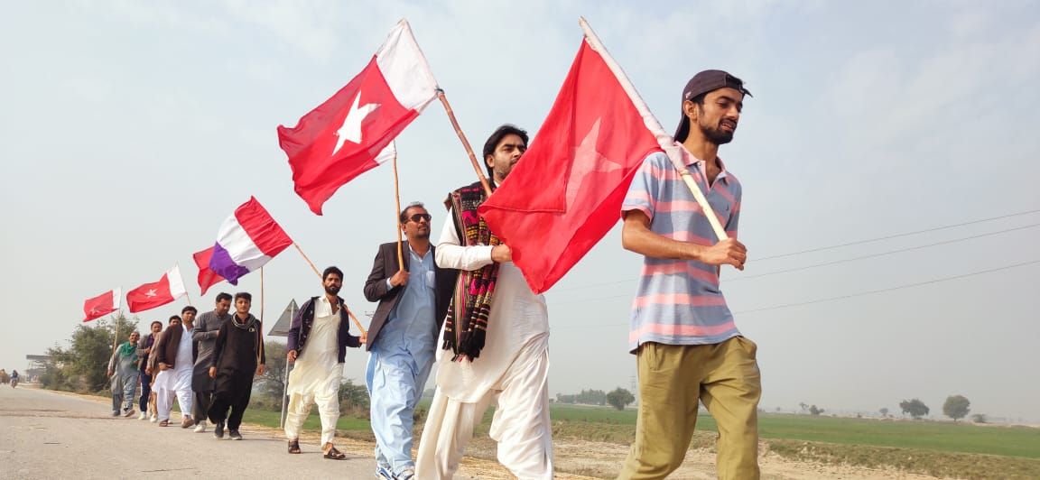 AWPSindh's tweet photo. سنڌ بحالي مارچ جو چوٿون ڏينھن
نصيرآباد کان لاڙڪاڻي طرف قافلو روان دوا. 

4th day of 
#SindhRehabilitationMarch https://t.co/s2UeJtZhNq
