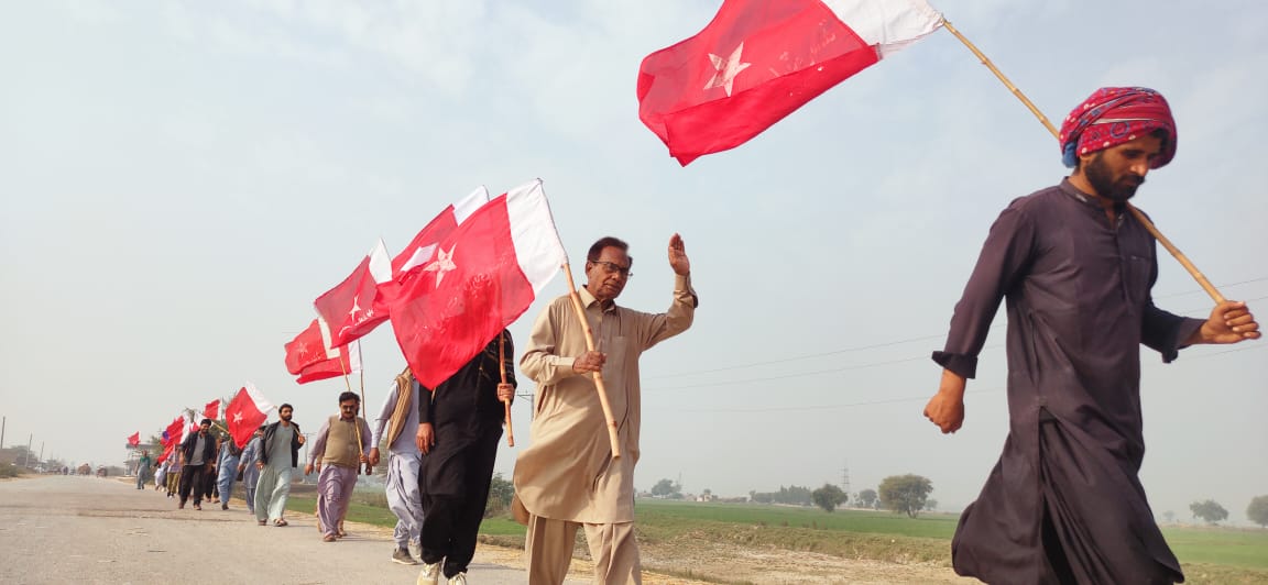 AWPSindh's tweet photo. سنڌ بحالي مارچ جو چوٿون ڏينھن
نصيرآباد کان لاڙڪاڻي طرف قافلو روان دوا. 

4th day of 
#SindhRehabilitationMarch https://t.co/s2UeJtZhNq