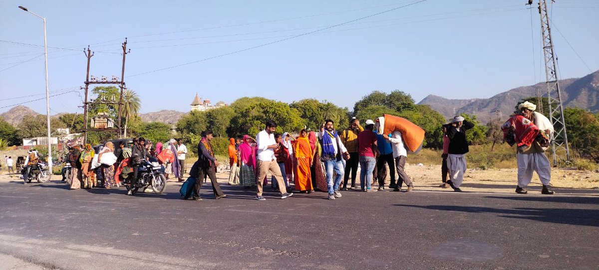उदयपुर में कन्हैयालाल की हत्या होने पर हिन्दू धर्म ख़तरे में आ गया था क्योंकि कन्हैयालाल को मारने  वाला मुसलमान था और अब मारने वाला भी हिन्दू है और मरने वाला आदिवासी है।
 
सरकार बहरी हों गई है, न्यायालय अंधा हों गया है और मिडिया चुप्पी साधे बैठा है।

#कार्तिक_भील_न्याय_यात्रा