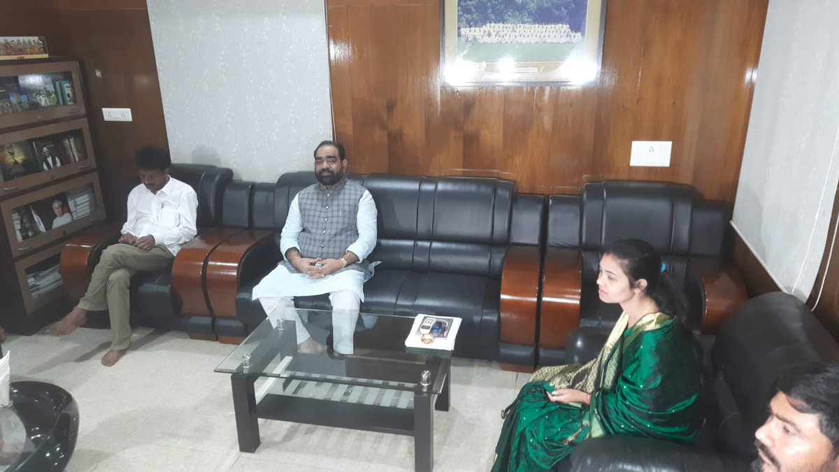 News18Odia's tweet photo. #ବାଚସ୍ପତିଙ୍କୁ_ଭେଟିଲେ_ବର୍ଷା 

ବାଚସ୍ପତିଙ୍କୁ ସୌଜନ୍ୟମୂଳକ ସାକ୍ଷାତ କଲେ ପଦ୍ମପୁରର ନୂଆ ବିଧାୟିକା ବର୍ଷା ସିଂ ବରିହା @BKArukha
@bjd_odisha 

#padmapur #byelection #barsabariha #news18odia https://t.co/mekABayGr0