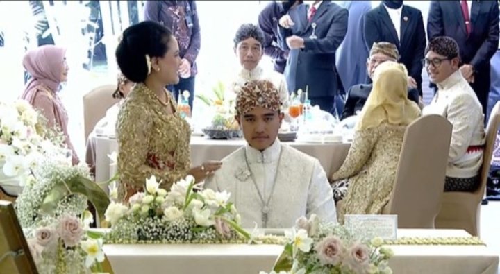 Nderek Mangayubagyo pak <a href="/jokowi/">Joko Widodo</a> &amp; Klg 🙏. Selamat yo Broo <a href="/kaesangp/">“kak” Kaesang</a> semoga SaMaWa🤝