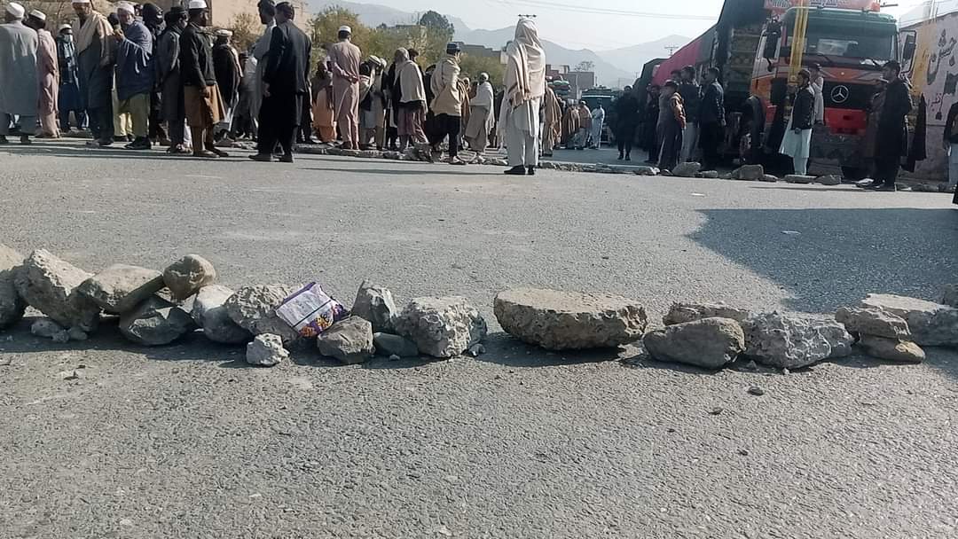 JKAoffical's tweet photo. کشمور میں ڈاکوؤں /اغواء کاروں نے عمران آفریدی  ذخہ خیل کو مبینہ طور پر نجی جیل میں رکھا ھے اس پر تشدد کی ھے لنڈی کوتل کے عوام نے ابھی پاک افغان شاہراہ کو ہر قسم آمدرفت کے لئے بند کردیا گاڑیوں کی لمبی لمبی قطاریں لگ گئی افغانستان کو سپلائی معطل
@AbsarAlamHaider @a_siab https://t.co/HaG8SCTXky