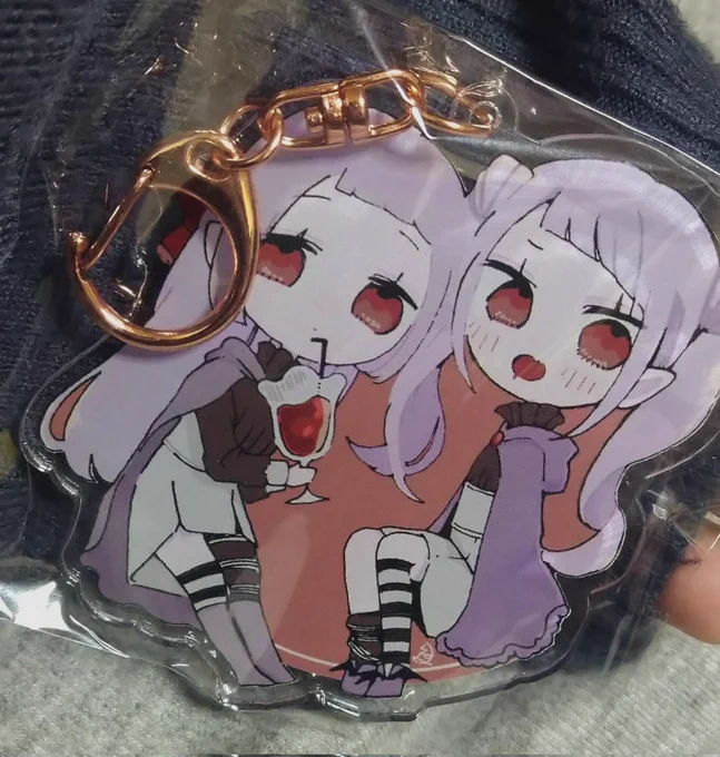 〘にーな姉妹のアクキー少しだけ作ったのでそのうちプレゼント企画かなにかやります………〙けっこう大きい〜 