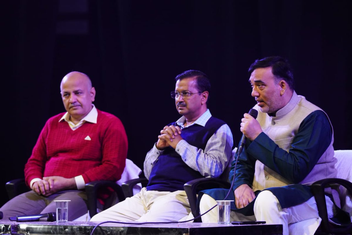 .<a href="/ArvindKejriwal/">Arvind Kejriwal</a> जी के साथ दिल्ली के नवनिर्वाचित AAP पार्षदों से विस्तृत चर्चा की..

केजरीवाल जी के सिपाही के रूप मे, जनता की सेवा करने का इनका जुनून, इनका पागलपन ही दिल्ली को साफ़ सुथरा, शहर के हरेक स्कूल अस्पताल को शानदार व MCD को भ्रष्टाचार मुक्त बनाने के संकल्प को सफल बनायेगा