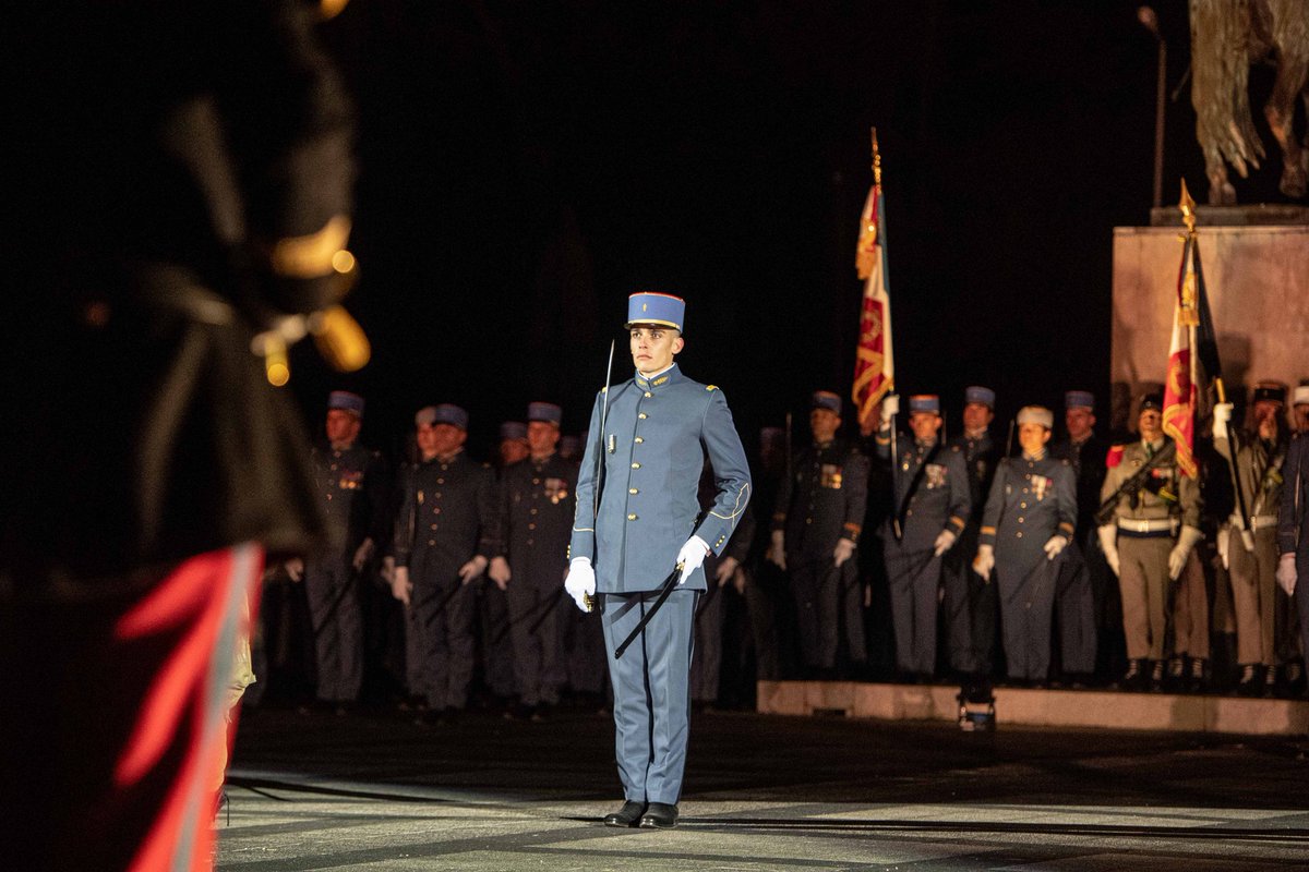 SaintCyrCoet's tweet photo. Baptême de la promotion Général René Morel et remise des Sabres aux élèves-officiers de l’École militaire des aspirants de Coëtquidan.
Cérémonie présidée par le @CEMA_FR et en présence de la garde au drapeau de la #13DBLE
#FiersDeNosSoldats 🇨🇵 https://t.co/cAYhCZlc0z