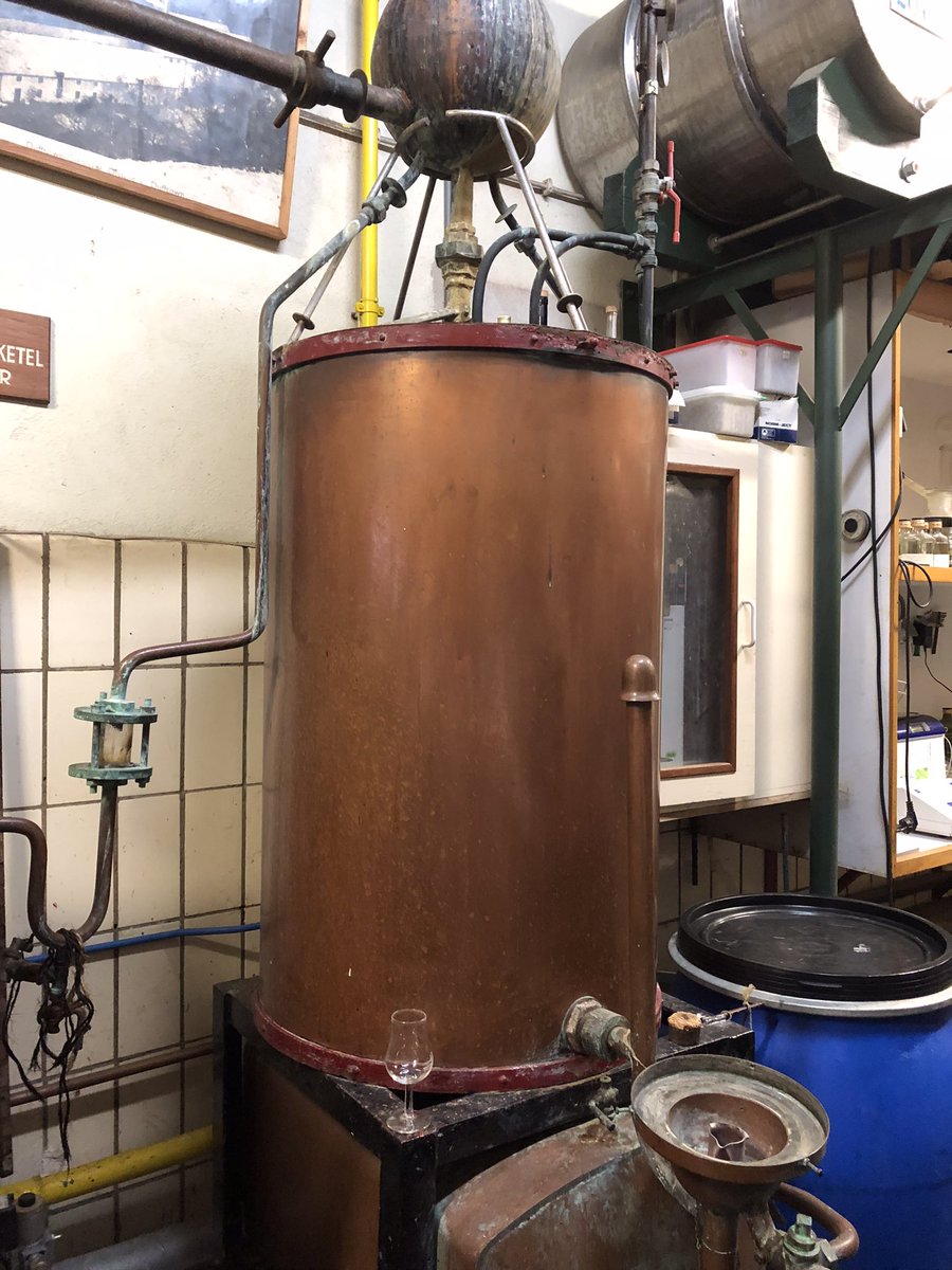 MonicaKeyzer's tweet photo. A. Van Wees Distilleerderij de Ooievaar, Driehoekstraat in Amsterdam. Fenny van Wees en dochters.
#VanWees #likeur #likeuren #oranjebitter #advocaat #CremeDeMocca @deooievaar https://t.co/qKLLqKdd5G