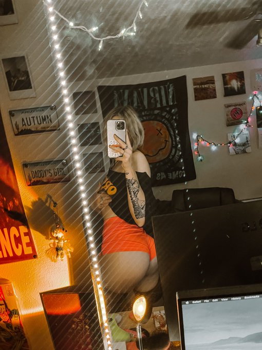 dm me for custom content, i want to make someone&rsquo;s night ;) ❤️&zwj;🔥😩💦 https://t.co/MBPXHpLtHt