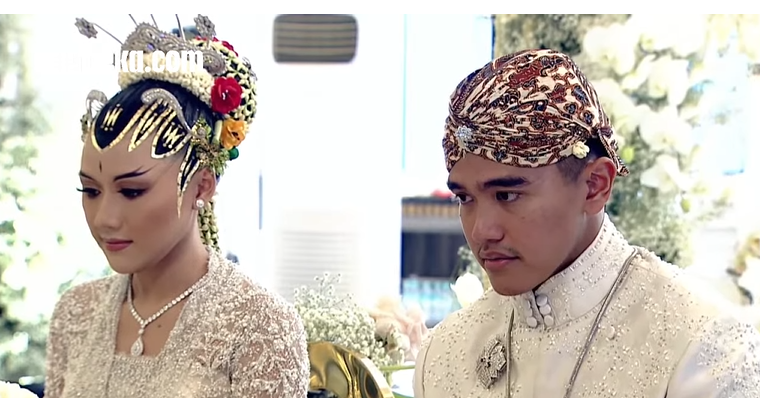 majasoka's tweet photo. (11) Jika kita melihat mempelai berdua , maka tidak berlebihan jika pasangan berdua melambangkan bersatunya MATARAM Islam.

Mempelai Perempuan menggunakan Versi Yogja.
Mempelai laki-laki menggunakan Versi Solo.

Selamat berbahagia mas @kaesangp dan Mbak erina https://t.co/LH2hOuSdhE