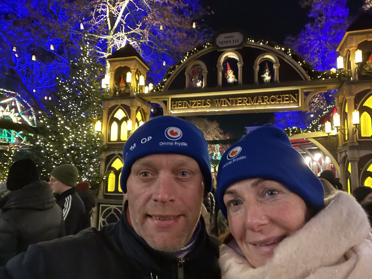 Padij's tweet image. @OmropFryslanNL belofte maakt schuld. 2 mutsen gekregen en foto #kerstmarkt #koln beloofd
