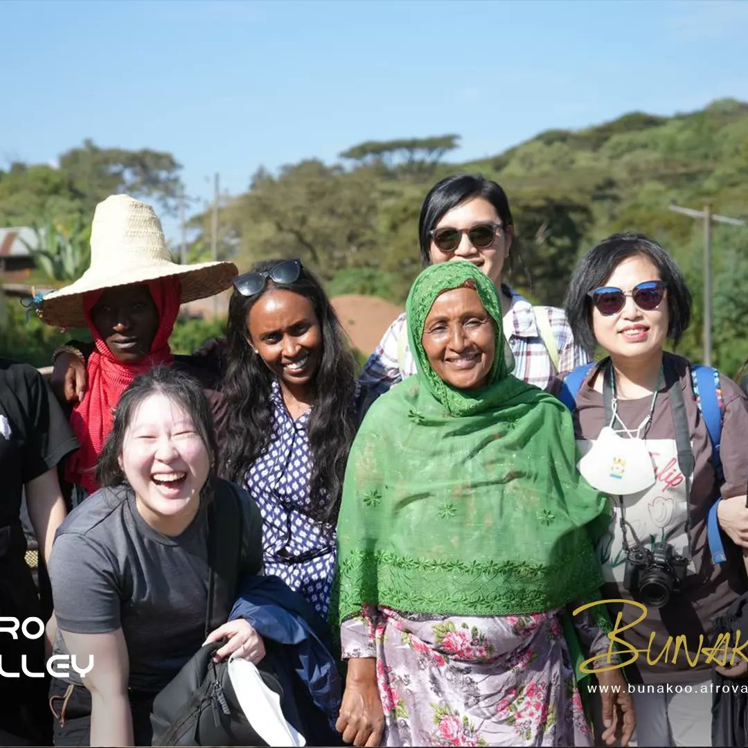 bunakoodao's tweet photo. One of our  model bunakoo community farmers visited by Korean Coffee buyers. She explained her farm practices in ensuring quality. We are delighted to empower her to trade directly with buyers .
#coffeetour #cobean #ethiopia #BunakooTour 
#coffeelover #jimma https://t.co/yKtjfGCCB7