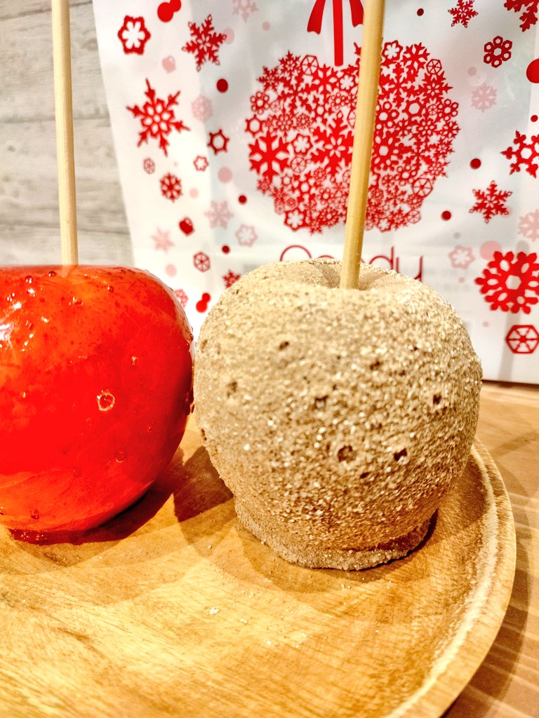 fkeatout's tweet photo. ●飴の心地よいパキパキ感が本当に最高なのでぜひ!
in #candy_apple #大名
1口目からパキッと小気味よく食べれる感じ。最高です🙌
縁日や他のお店で歯が通らないほどの固さを経験した人には本当にオススメ。
ドラマで佐藤健さんが食べていたり、ジャニーズやバナナマンもリピしてるので是非🍎 https://t.co/4DbjoyjfNJ