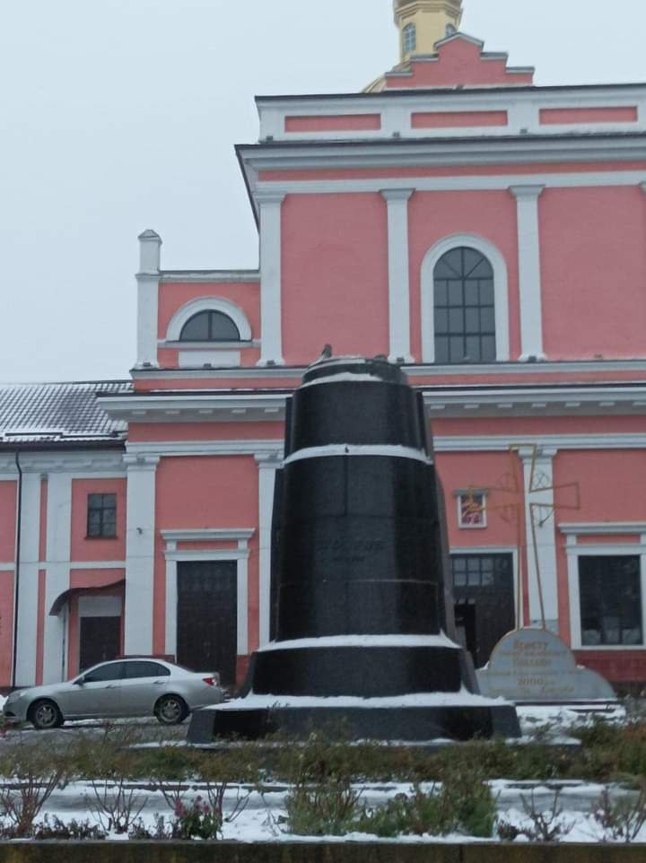 nexta_tv's tweet photo. On the night to the 9th of December, a monument to #Russian general Alexander #Suvorov has been dismantled in #Tulchyn, #Vinnytsia region. https://t.co/psOq5ricXO
