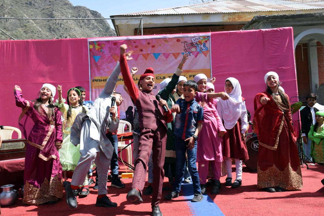 Khurshe05465049's tweet photo. #CulturalEventsofKupwara
#CulturalEvents
#CulturalProgram
#Culture #CLX #06DEC22KT https://t.co/TAQSL7JWn4
