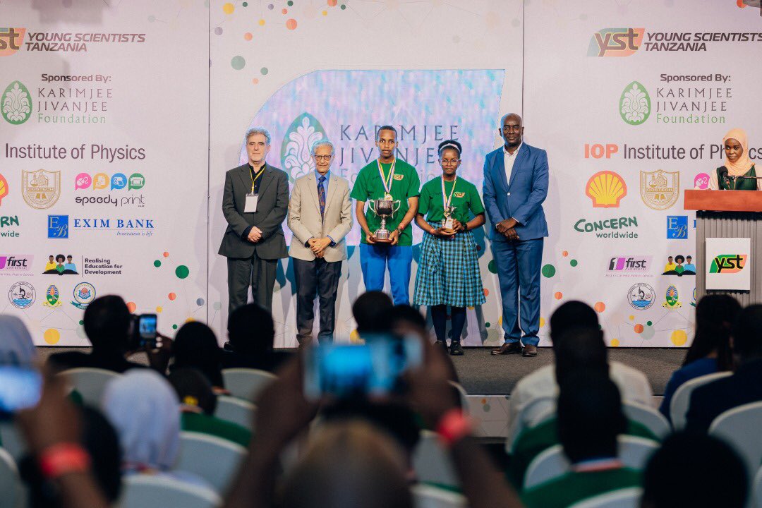 ystanzania's tweet photo. Hatim Karimjee Memorial Perpetual Award, Winners: Macrine Priscus Chuwa and Brian Phillip Chami. Arusha Science Secondary School.
A SIMPLE CROP MOISTURE SENSOR DEVICE FOR LOCAL FARMERS. Presented by Mr Vinoo Somaiya on behalf of #YST #YSTCoFounders @JosephClowry and @GozibertK https://t.co/0JhPvguHG3