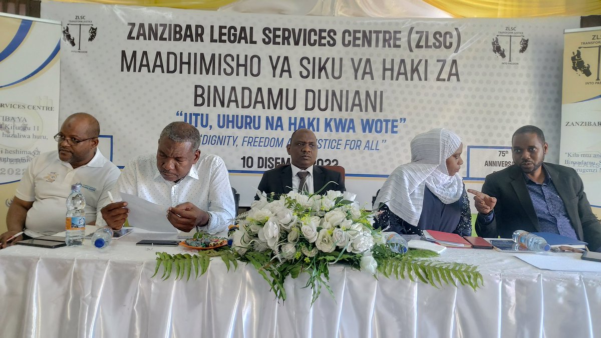 ZanzibariYetu's tweet photo. Zanzibar Legal Service kwa kushirikiana na ofisi ya umoja wa mataifa UN HUMAN RIGHTS kuadhimisha siku ya kimataifa ya haki za binaadamu huku ikihimizwa kuheshimiwa kwa haki za binaadam na kila mmoja. #ZLSC #UNOHCHR https://t.co/Ho248WKfH7