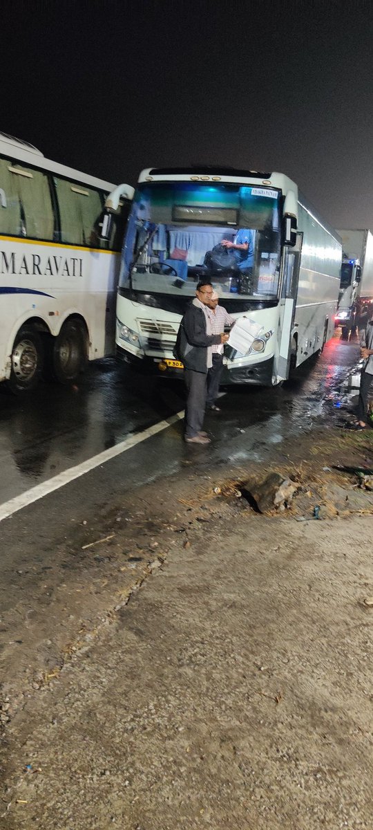 Nandu080792's tweet photo. Indra VSKP - HYD BHEL Service No. 77100 break down happened near Tallapalem Junction at 07:30PM on 09.12.2022. But thanks to Visakhapatnam Depot Manager Sir for arranging the quick alternate arrangement in the night. @apsrtcinfo @apsrtc @apsrtctweetteam @apsrtcfbteam https://t.co/Izty0Y6I4k