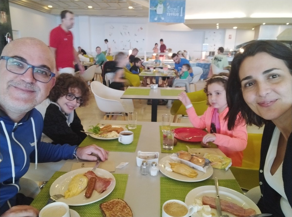 abelsimve's tweet photo. Desayunen bien que hoy juega el #Tete y toda la familia lo sabe #Puentazo #NoQueVa🎄🍹
#VamosTete 🤍💙 https://t.co/VCpb184gZb