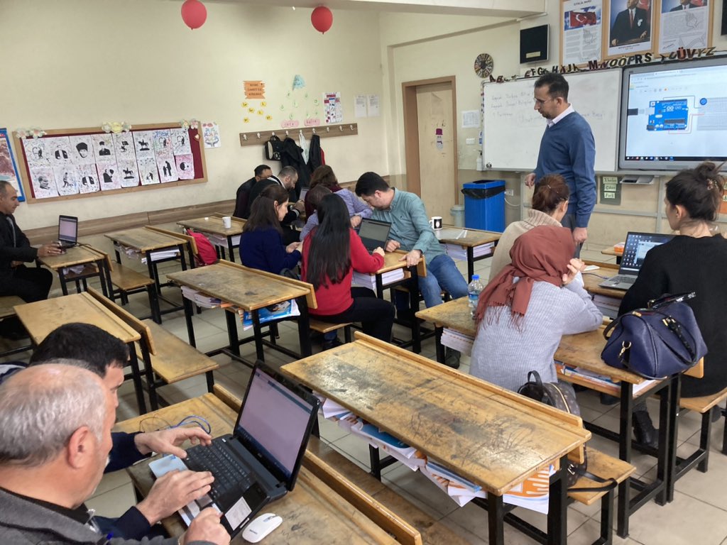 zafer_ntas's tweet image. #OkulTemelliMeslekiGelişim Programı kapsamında uyguladığımız #ArduinoUygulamaları kursumuzda öğretmenlerimiz toprağın nemini ölçen kitler geliştirdi.👏🏻
#YerliTohumTarımAtölyesi projemizde kullanmayı sabırsızlıkla bekliyoruz.🤗
@mebtegm @tuncay_morkoc @KutahyaValiligi @kutahyamem