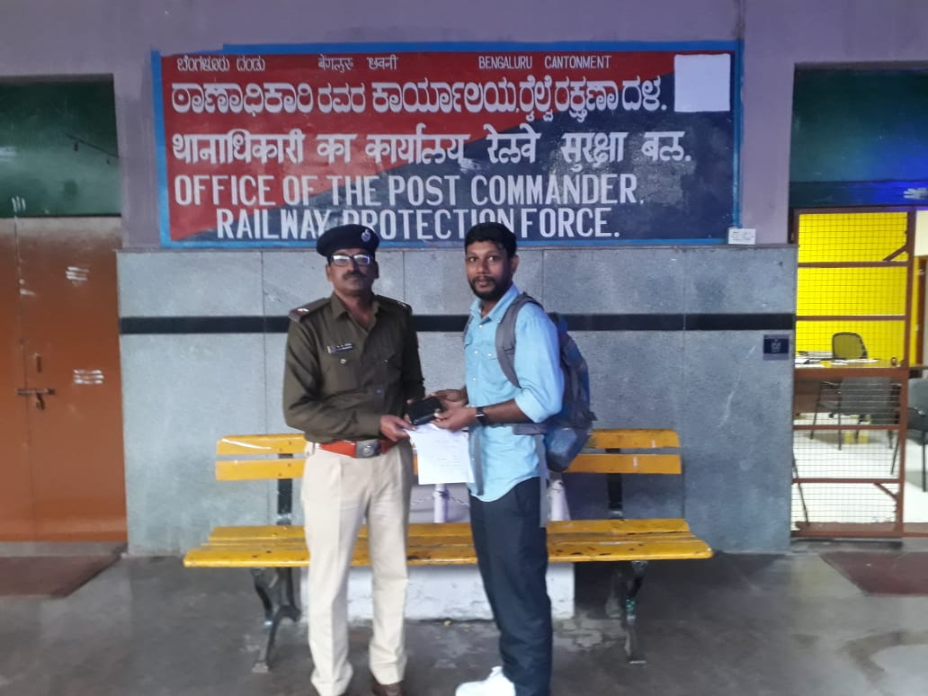 Jithin_MS's tweet photo. Expressing my sincere gratitude and love to @rpfswrsbc @indianrailway__  for giving your kindful support when required. I have received back my lost wallet with all the valuables❤️ Special thanks to the RPF personnels at Whitefield and Bangalore Cantonment station. https://t.co/eB1u8Voq70
