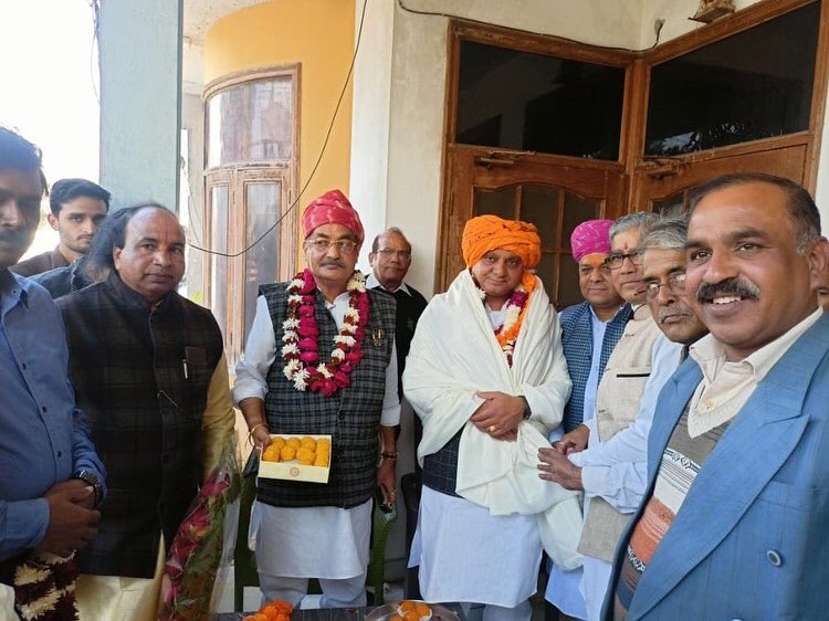 anilsharmainc's tweet photo. आज जयपुर सरदारशहर हॉउस में राजस्थान ब्राह्मण महासभा के पदाधिकारियों एवं सदस्यों से भेंट की। 

विधायक पद पर निर्वाचित होने पर आज ब्राह्मण महासभा द्वारा सम्मान किया गया। समाज द्वारा मिले मान-सम्मान से अभिभूत हूँ व समाज के पदाधिकारियों एवं समस्त ब्राह्मण बंधुओं का हार्दिक आभारी हूँ। https://t.co/REyZRyVKbU