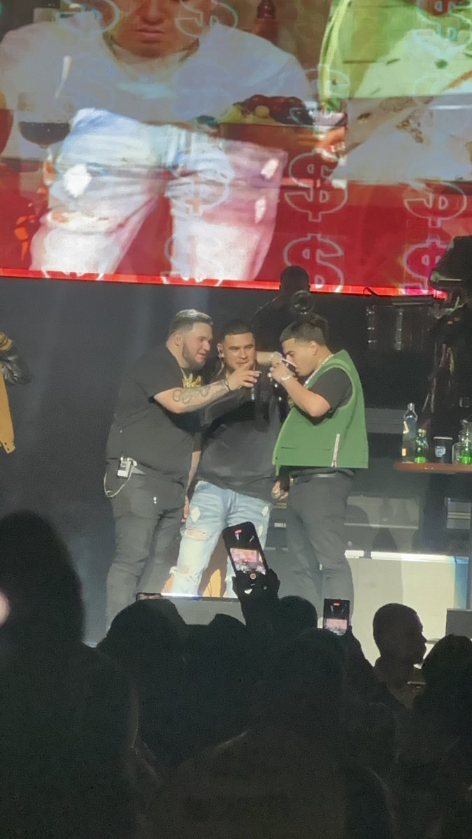 carmmarquez11's tweet photo. Concert was hella lit 🔥🔥 @FuerzaRegidafr @jesusortizpazfr @RamosKhrys https://t.co/GdxH93XMRW