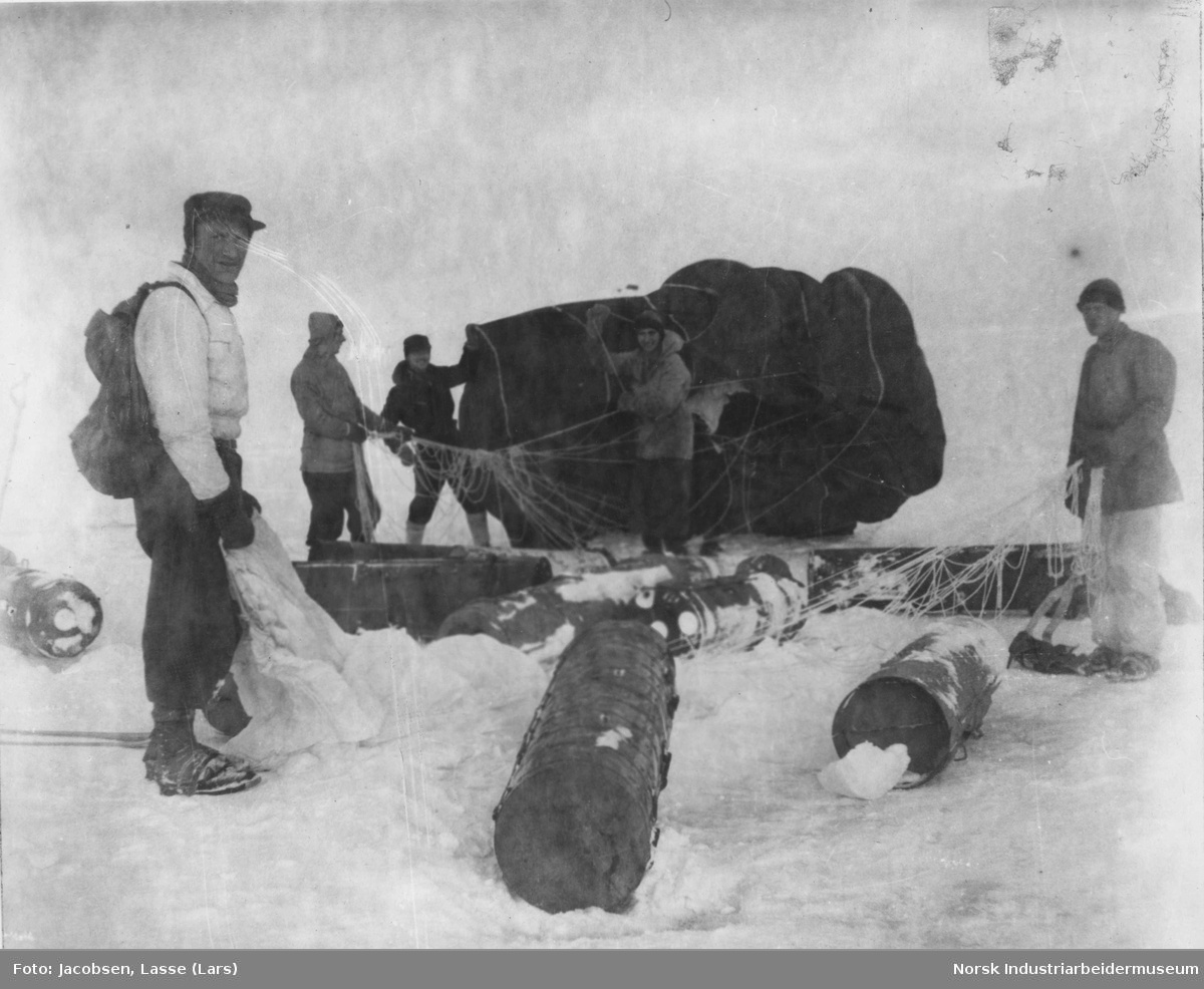 SOEhistory's tweet photo. 🅼🅸🅻🅾🆁🅶
Contact was quickly made with Milorg, Norway's military resistance organization. From July 1944 the group began to instruct Milorg groups with equipment airdropped from England, much of it in CLE Canisters. #Milorg #OperationOsprey #NORIC1 #KompaniLinge #SOE #WW2 2/3 https://t.co/yFz4Mt9tiX