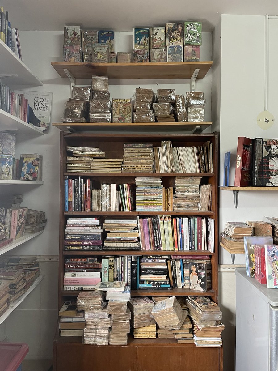 sintiaastarina's tweet photo. BSD-Tangsel punya surga buku-buku jadul lainnya, lho. Toko buku bekas ini udah berdiri sejak tahun 1998 dan kayaknya cocok banget didatengin para kolektor. https://t.co/XlrUaSpGsA
