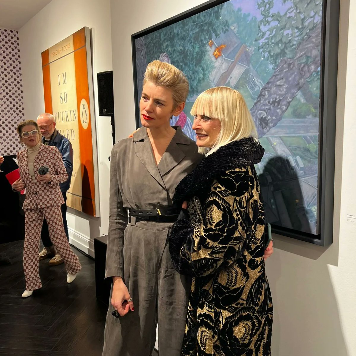 RoxanaHalls's tweet photo. FUNNY HA HA
opening night
@MaddoxGallery
Thank you for all the photos I'm seeing &amp; stealing and to everyone who came out on a freezing night to see and celebrate the show
📸 💜
#sandypowell #markmoore
#katherineparkinson
#katherinekelly
#virginiabates https://t.co/wJICJNVWug