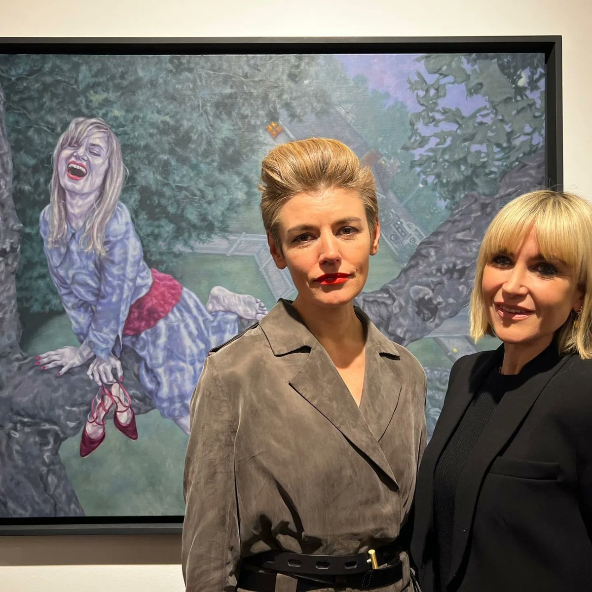 RoxanaHalls's tweet photo. FUNNY HA HA
opening night
@MaddoxGallery
Thank you for all the photos I'm seeing &amp; stealing and to everyone who came out on a freezing night to see and celebrate the show
📸 💜
#sandypowell #markmoore
#katherineparkinson
#katherinekelly
#virginiabates https://t.co/wJICJNVWug