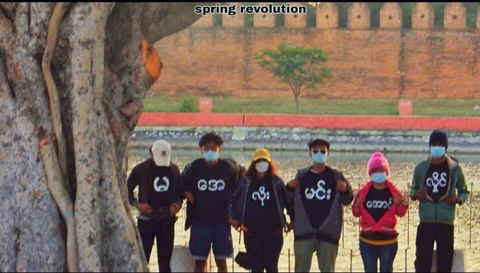 spring_2021's tweet photo. Despite the difficulties, Activists from Mandalay staged a guerrilla strike to protest against military dictatorship.

#WarCrimesOfJunta
#2022Dec10Coup
#WhatsHappeninglnMyanmar https://t.co/nGt0ZVPkCE