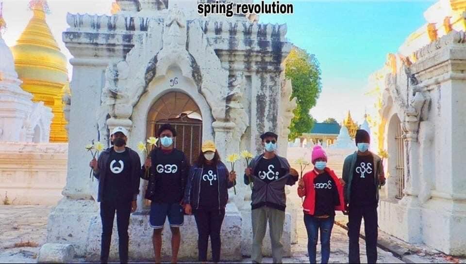 spring_2021's tweet photo. Despite the difficulties, Activists from Mandalay staged a guerrilla strike to protest against military dictatorship.

#WarCrimesOfJunta
#2022Dec10Coup
#WhatsHappeninglnMyanmar https://t.co/nGt0ZVPkCE