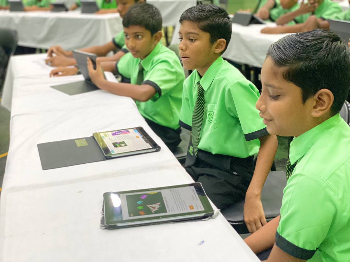 womenintechmv's tweet image. Kicking off this year&apos;s Hour of Code today, with students joining in from all across the nation. First session happening in @kalaafaanu_mv, with students of Grade 5.

#HourOfCode #HourofCodeMV 
@Dhiraagu @MoEdumv @codeorg