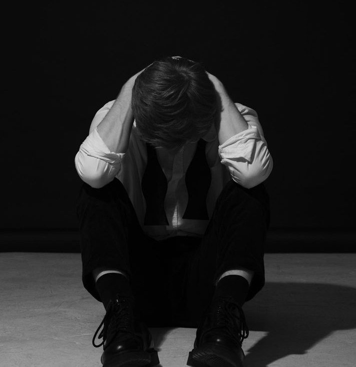 белая рубашка
и будто бы салют, но как же тяжко
сверкает неба нервная затяжка
ему не возразишь.