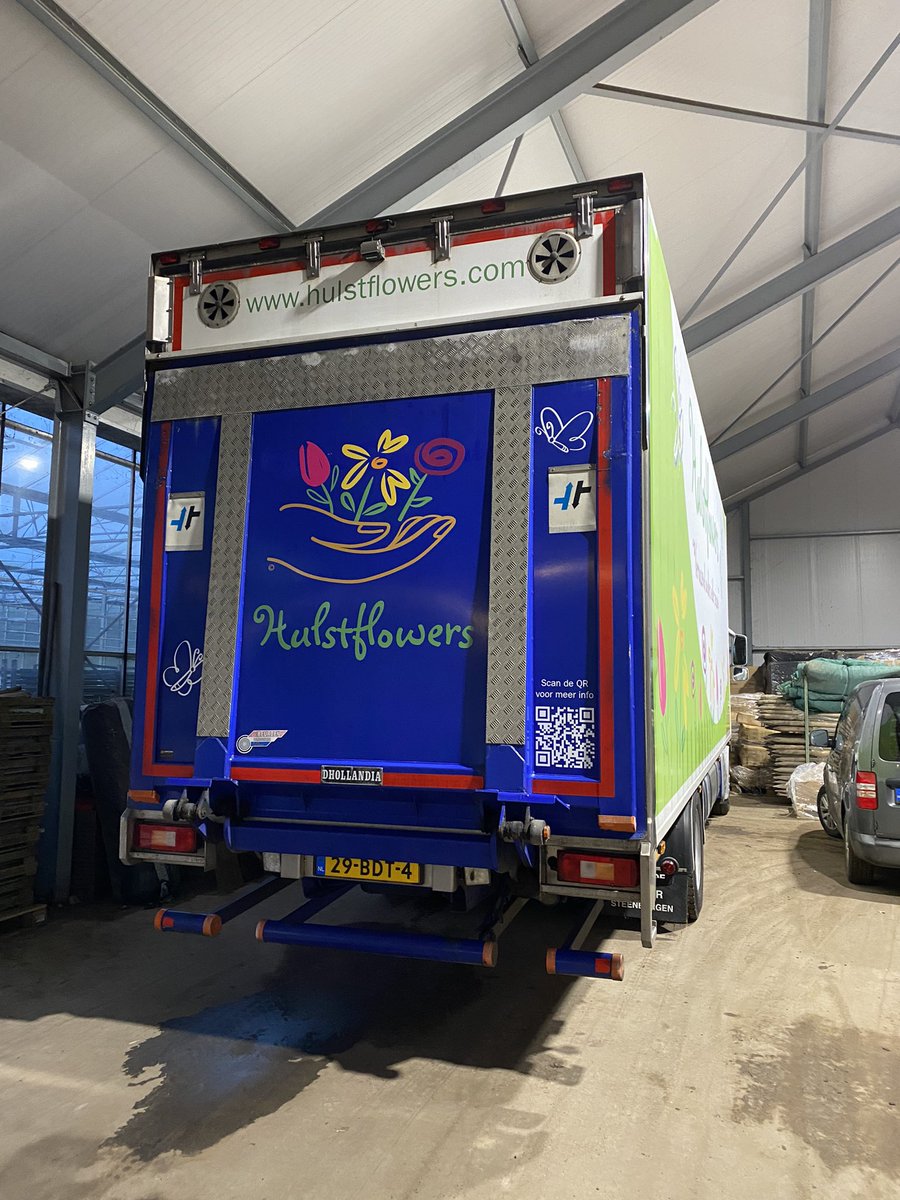 Na een paar weken “undercover” te hebben gereden zijn we nu om herkenbaar bij het transport van onze bloemen en planten naar de bloemenveilingen. Dank aan @KortVeen hij is weer netjes geworden 👍