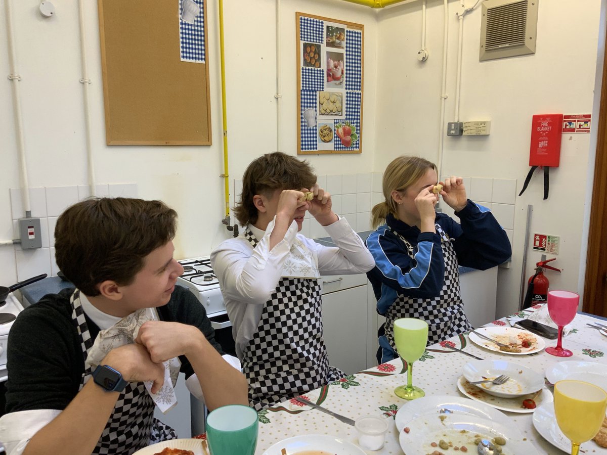 Leys School MFL Dept tweet media