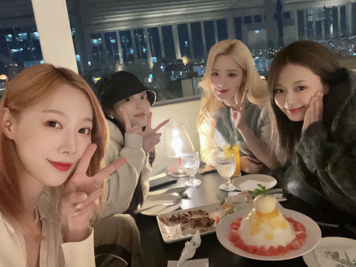 ChouTzuyuPrint's tweet photo. Xiaoting Bubble update : 

◾️Our date 🥰
◾️It's been a while since we ate together
◾️ It was so good~
◾️ It's hard to have time at the same time
◾️It's the first time we’ve had four people together 🥲

Cr. @sxtpm https://t.co/hQlTuvm9jN
