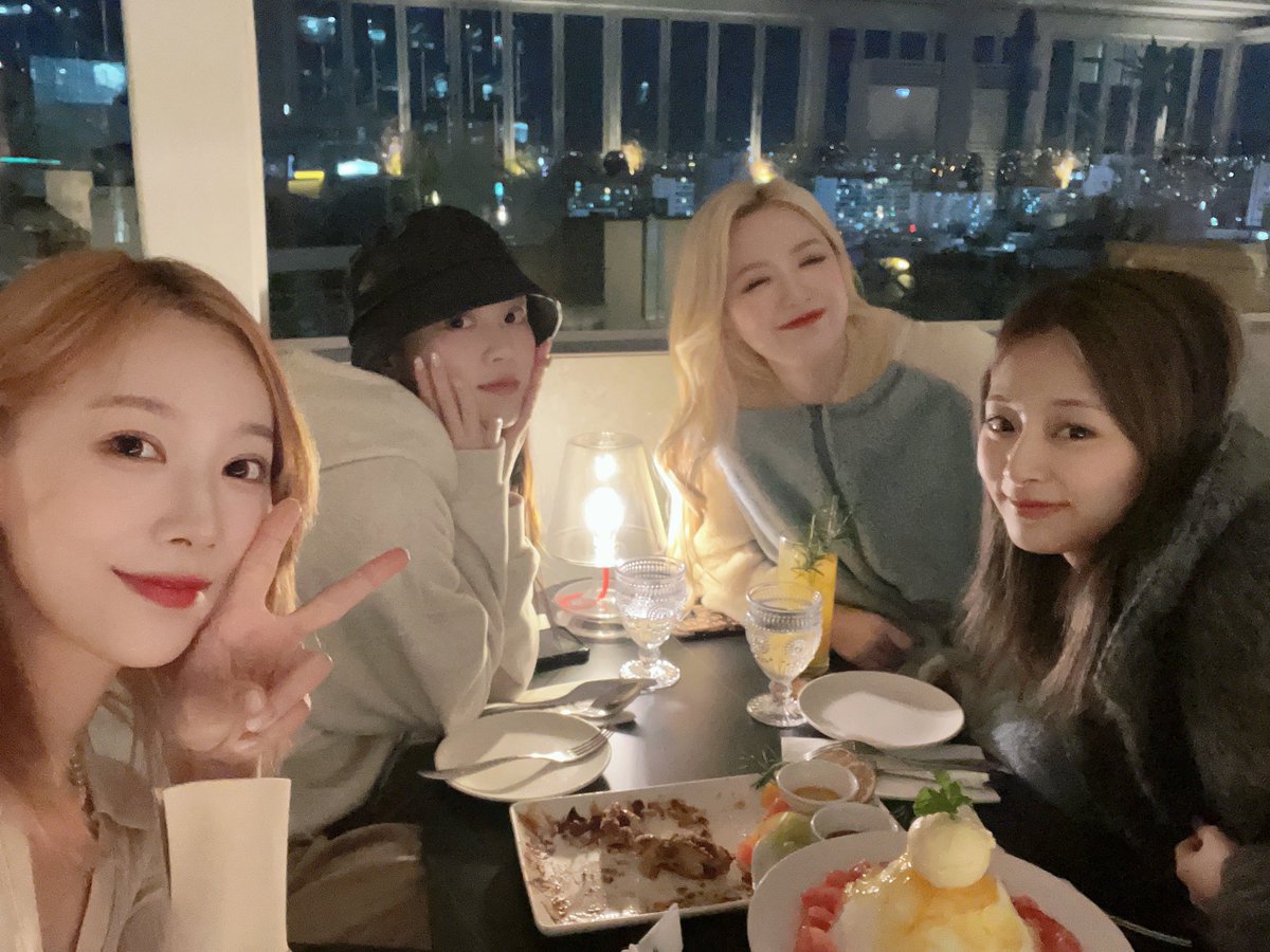 ChouTzuyuPrint's tweet photo. Xiaoting Bubble update : 

◾️Our date 🥰
◾️It's been a while since we ate together
◾️ It was so good~
◾️ It's hard to have time at the same time
◾️It's the first time we’ve had four people together 🥲

Cr. @sxtpm https://t.co/hQlTuvm9jN